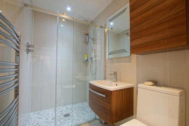 Fifth Bedroom Sho...