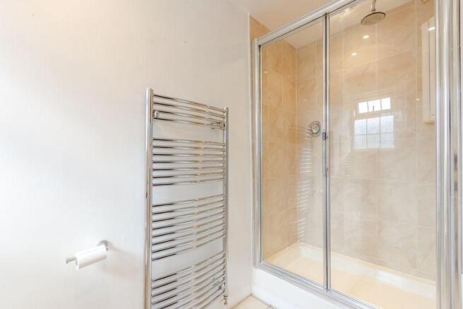 En-suite showe...