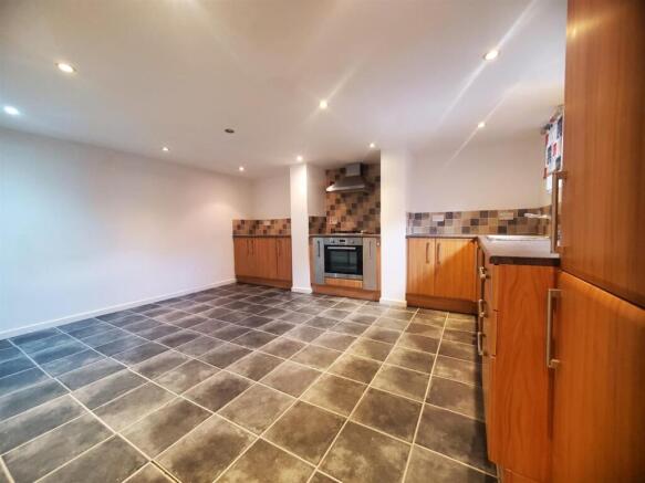 2 bed Terraced to rent Image 4