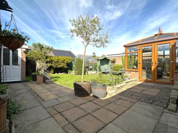 Beautifully Landscaped Garden 561