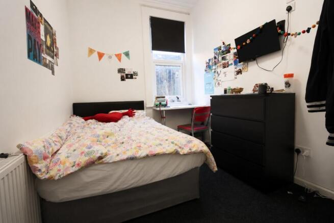 Cosy double room with study desk and natural li...