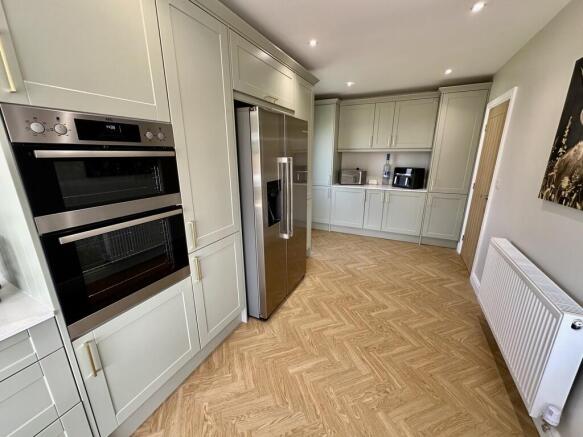 4 bed Detached for sale Image 8