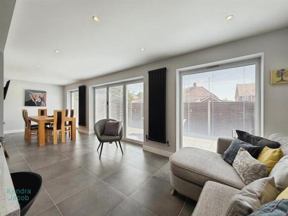 4 bed Semi-Detached for sale Image 9