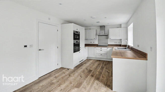 Molyneaux Avenue, Bovingdon Village photo 4