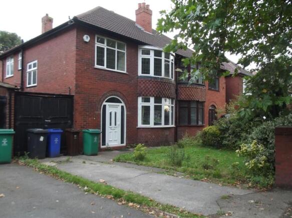 Charming semi-detached house with driveway...