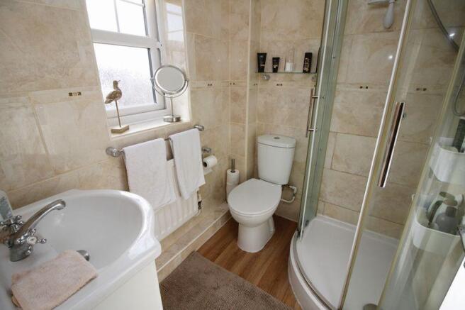 En-suite showe...