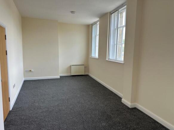 2 bed Apartment to rent Image 4