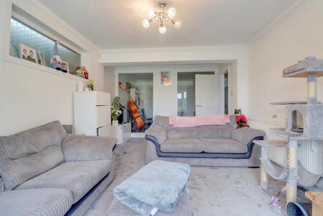 19 FRIERN GARDENS INSIDE-3.jpg