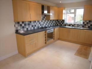 KITCHEN/BREAKFAST ROOM: