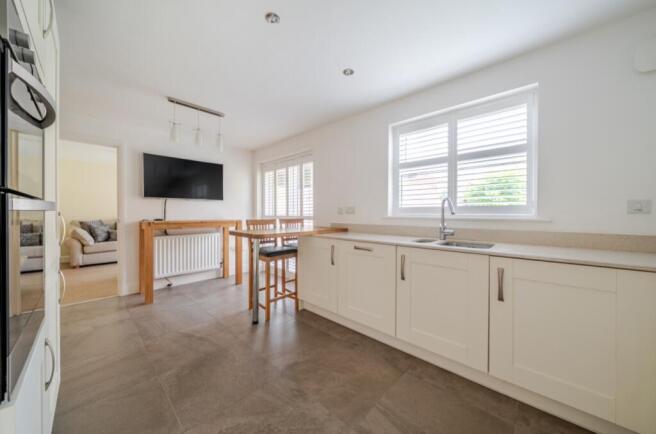 5 bed Detached to rent Image 6