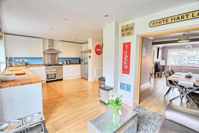 KITCHEN/BREAKFAST ROOM