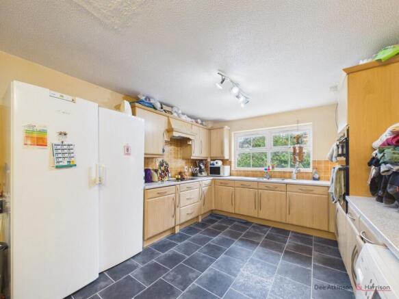5 bed Detached for sale Image 6