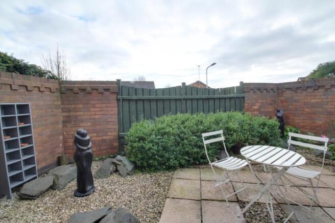 Side garden patio