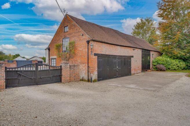 Detached barn possible conversion (STPP)