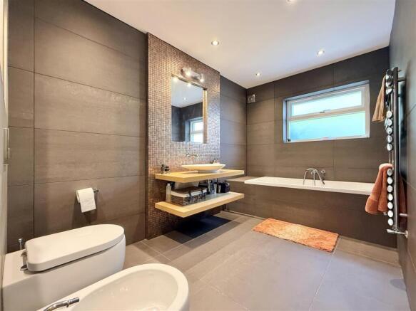 Family Bathroom.jpg