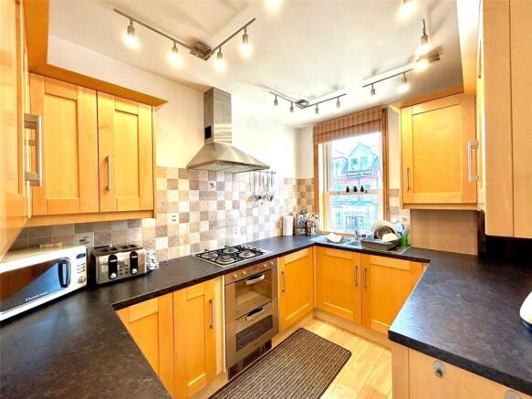 2 bed Apartment to rent Image 4