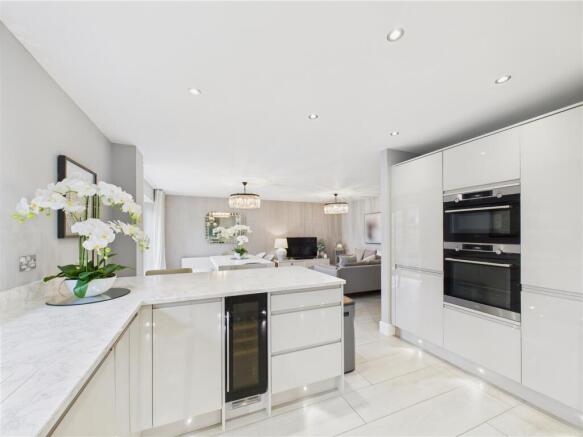5 bed Detached for sale Image 10