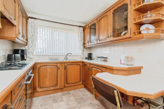 3 bed Semi-Detached for sale Image 6