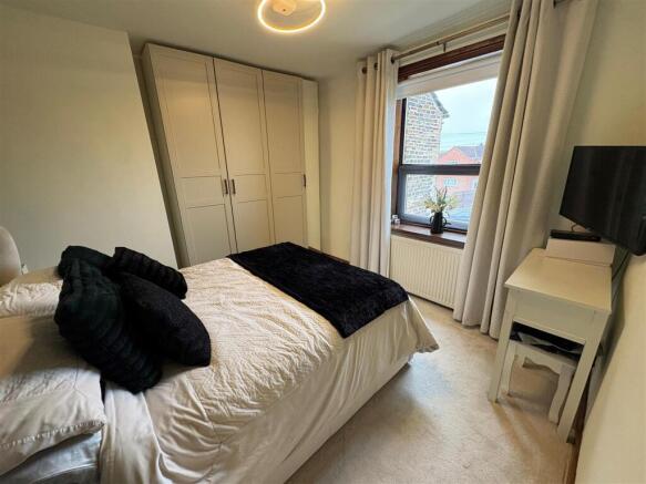 3 bed Terraced for sale Image 11