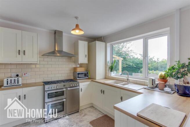 KITCHEN / DINER: