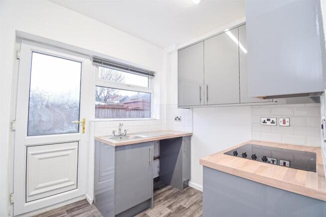 2 bed Terraced to rent Image 6