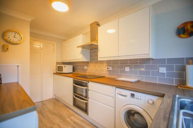 Warren Close, Bramhall, SK7 photo 3