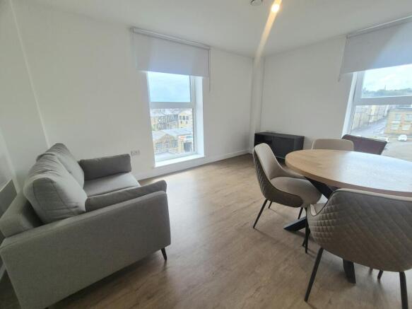 2 bed Apartment to rent Image 12