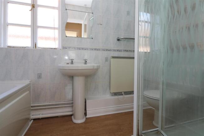 BATH / SHOWER ROOM: