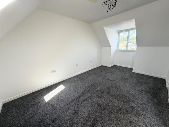 4 bed Semi-Detached to rent Image 10