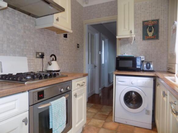 KITCHEN2.JPG