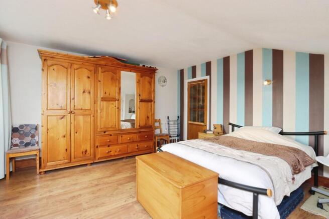 4 bed Detached for sale Image 11