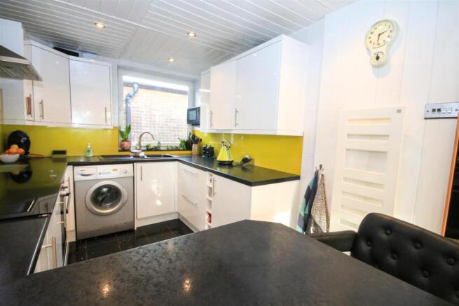 FITTED KITCHEN