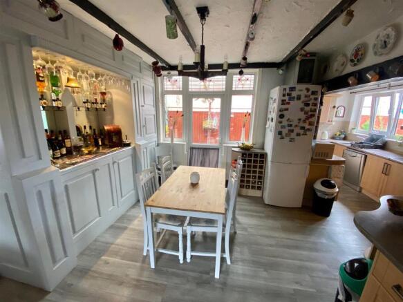 L Shaped Dining/Breakfast Kitchen
