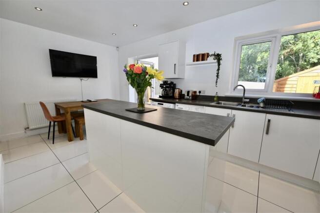 3 bed Semi-Detached for sale Image 5