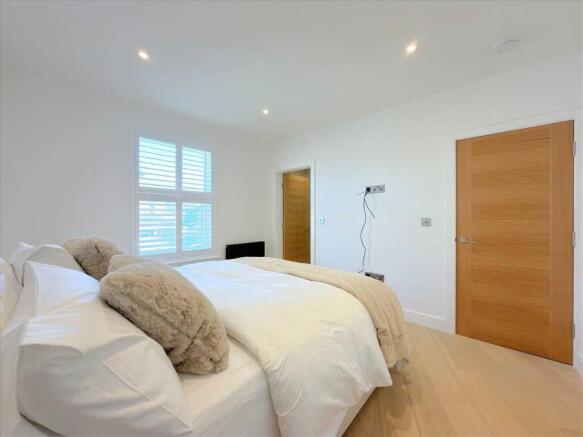 3 bed Flat for sale Image 11