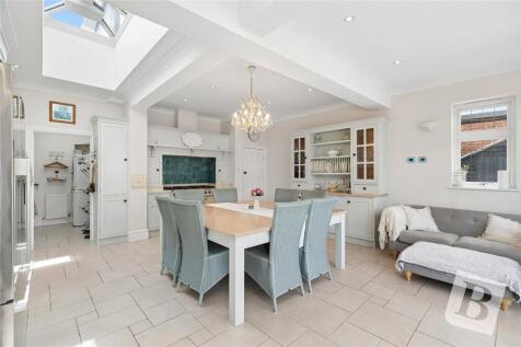 Deyncourt Gardens, Upminster, RM14