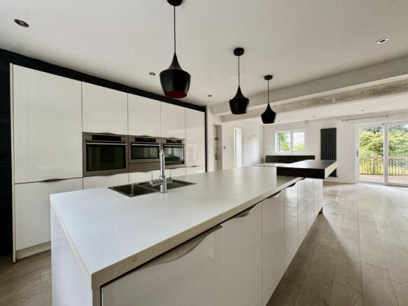 5 bed Detached for sale Image 10