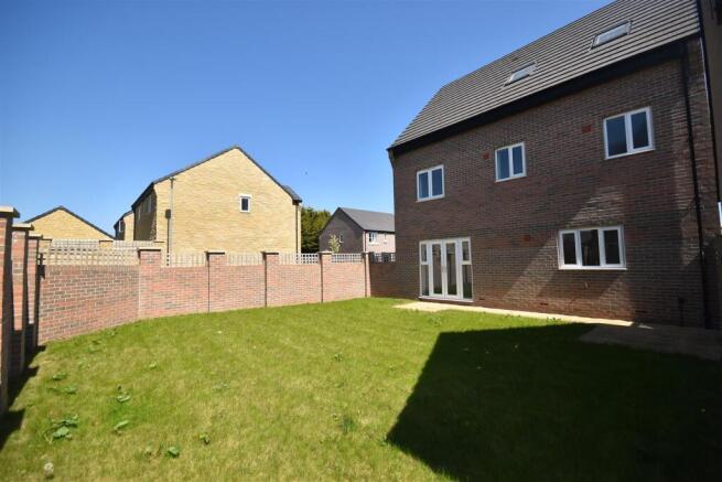 5 bed Detached for sale Image 12