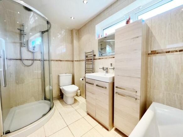 Bathroom pic 3.jpg