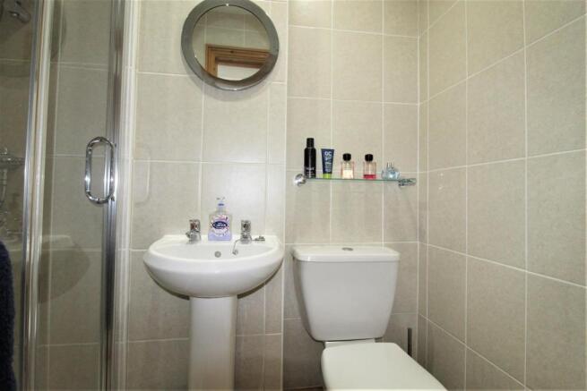 En suite shower w.c