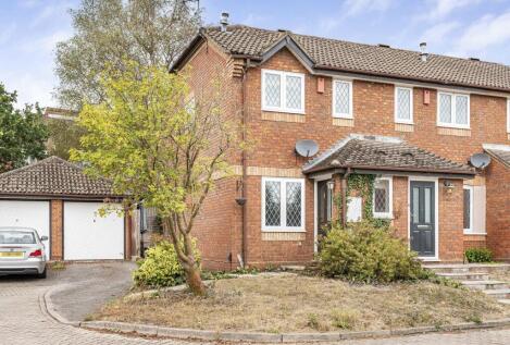 Weywood Close, Farnham, Surrey, GU9