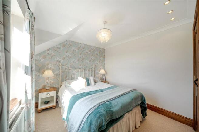 5 bed Detached for sale Image 12