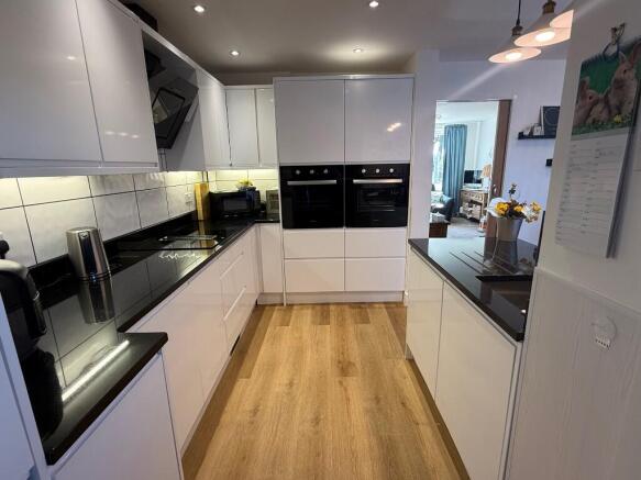 3 bed Town House for sale Image 4