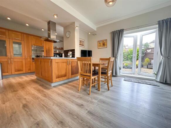 OPEN PLAN BREAKFAST DINING KITCHEN