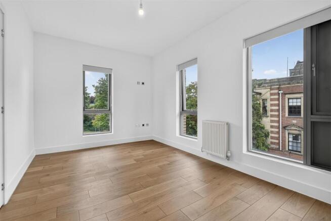 4 bed Semi-Detached for sale Image 8