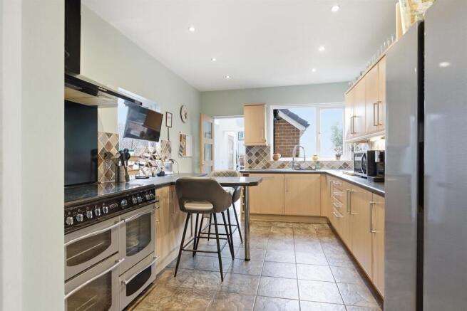 642 Bradford Road, Fixby 04.jpg