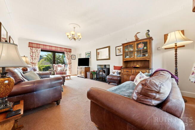 5 bed Detached for sale Image 10