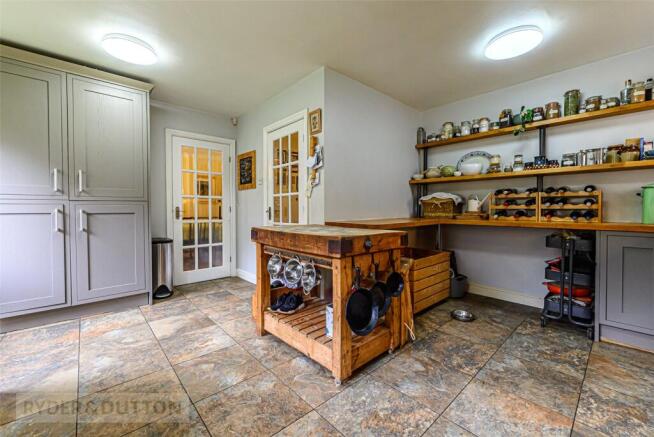 5 bed Detached for sale Image 5