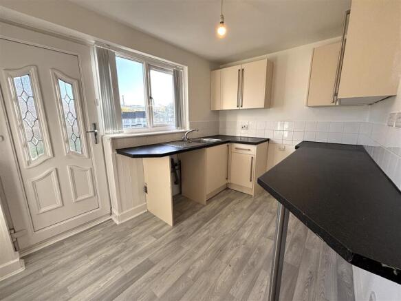 2 bed Semi-Detached to rent Image 6