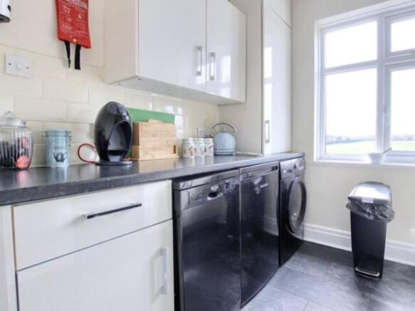 2 bed Apartment to rent Image 5